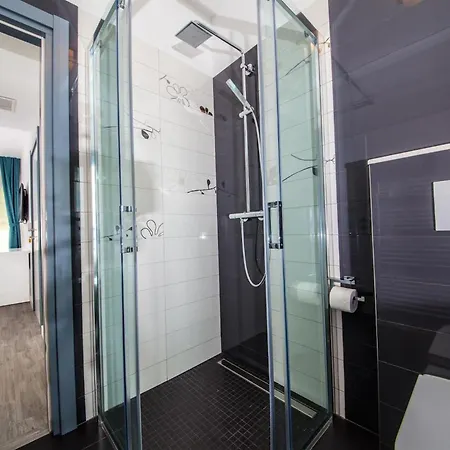 Red With Pool And Sea View Villa Makarska