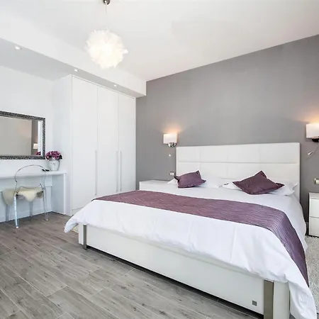 Red With Pool And Sea View Villa *