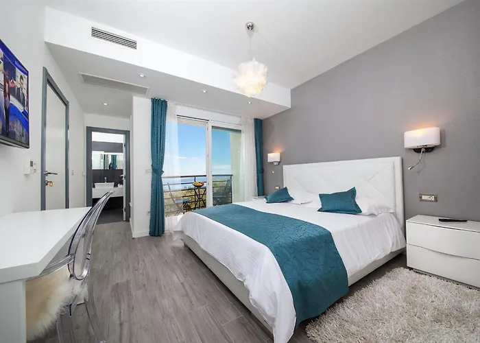 Red With Pool And Sea View * Макарська