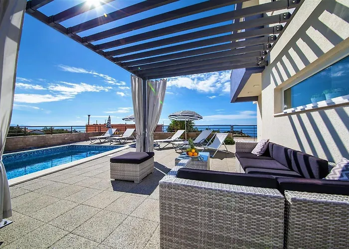 Red With Pool And Sea View Макарська