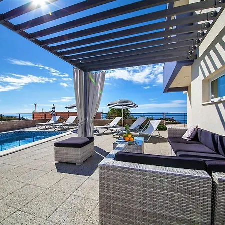 Red With Pool And Sea View Makarska