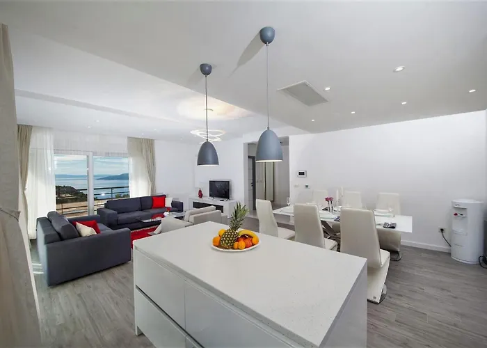 Red With Pool And Sea View Makarska