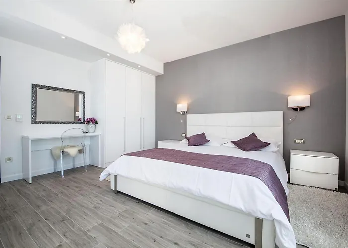 Red With Pool And Sea View Villa *