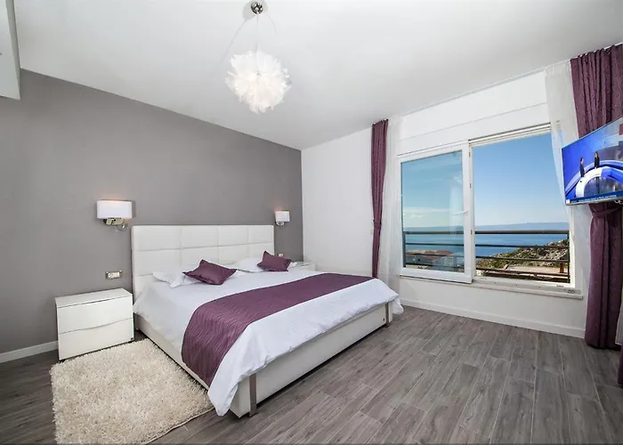 Red With Pool And Sea View *