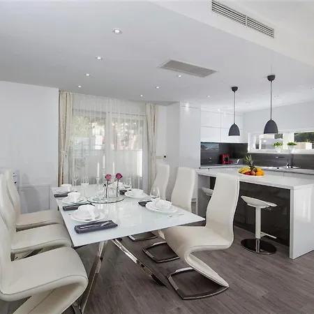 Villa Red With Pool And Sea View Makarska