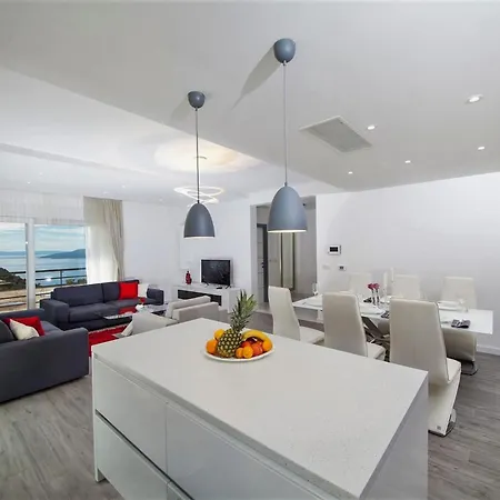 Red With Pool And Sea View Makarska