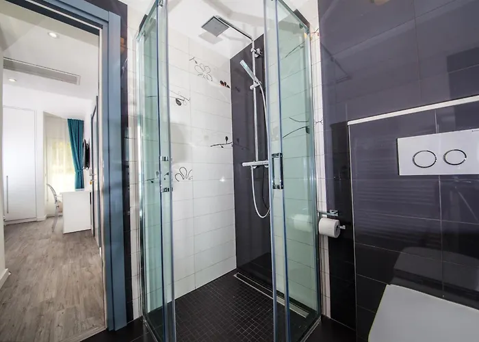 Red With Pool And Sea View Villa Makarska